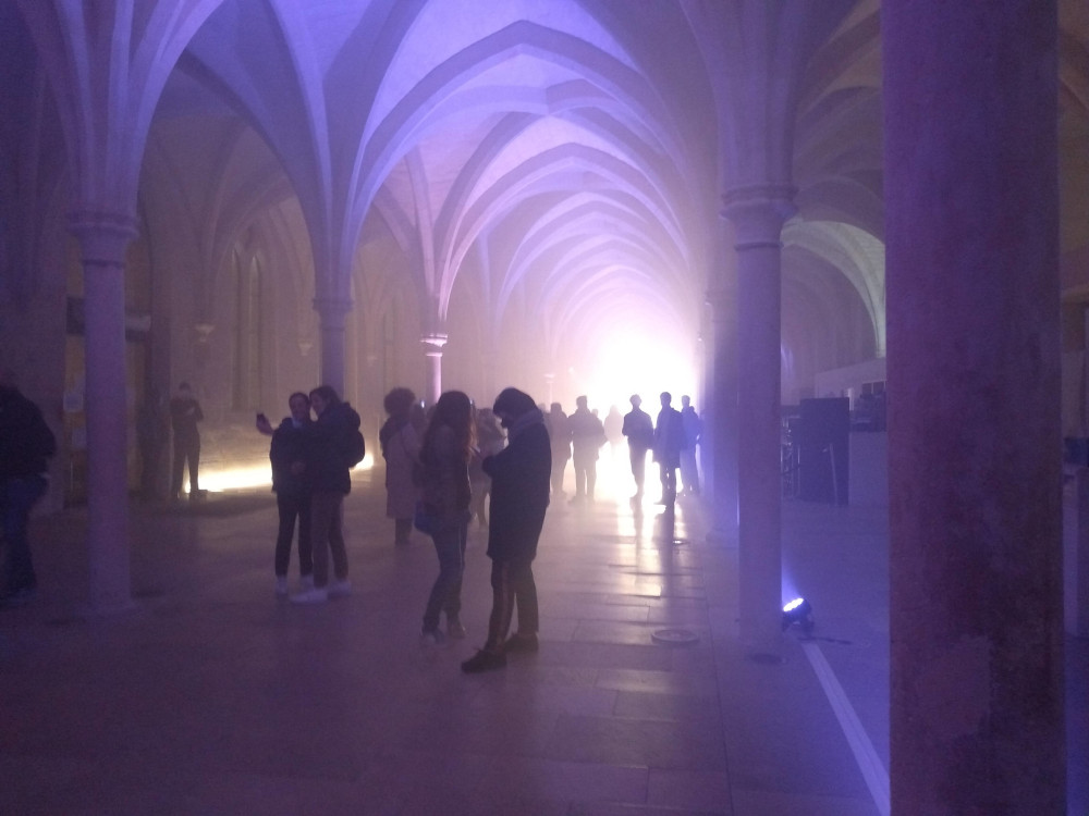 La nef du collège des Bernardins est dans une lumière blanche intense en contre-jour, éclairé par Jérôme Baudouin, créateur lumière en danse, théâtre et spectacle vivant.